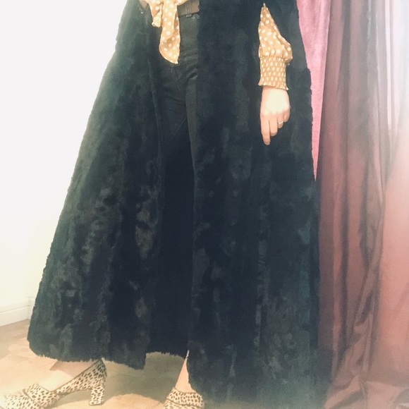 Floor length fur cape - Picture 4 of 5